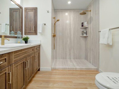 721 7 Avenue West, Cardston, AB - Indoor Photo Showing Bathroom