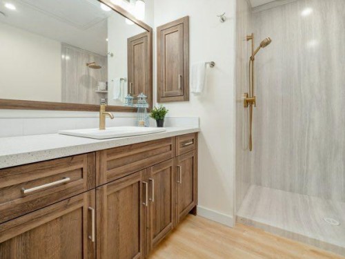 721 7 Avenue West, Cardston, AB - Indoor Photo Showing Bathroom