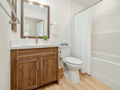 721 7 Avenue West, Cardston, AB - Indoor Photo Showing Bathroom