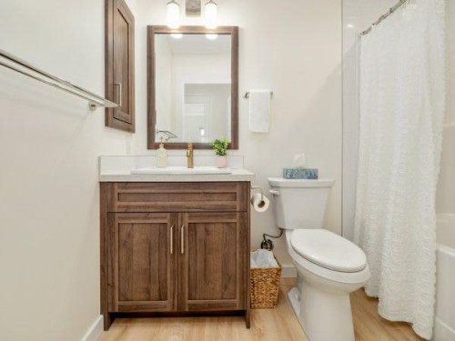 721 7 Avenue West, Cardston, AB - Indoor Photo Showing Bathroom