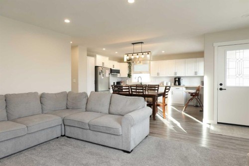 4803 59 Avenue, Taber, AB - Indoor Photo Showing Living Room