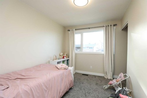 4803 59 Avenue, Taber, AB - Indoor Photo Showing Bedroom