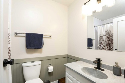 4803 59 Avenue, Taber, AB - Indoor Photo Showing Bathroom
