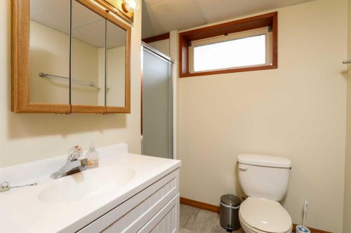 4803 59 Avenue, Taber, AB - Indoor Photo Showing Bathroom