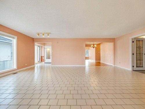 2123 10 Avenue South, Lethbridge, AB - Indoor Photo Showing Other Room