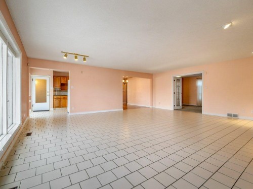 2123 10 Avenue South, Lethbridge, AB - Indoor Photo Showing Other Room