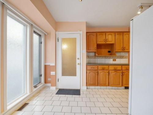 2123 10 Avenue South, Lethbridge, AB - Indoor Photo Showing Kitchen