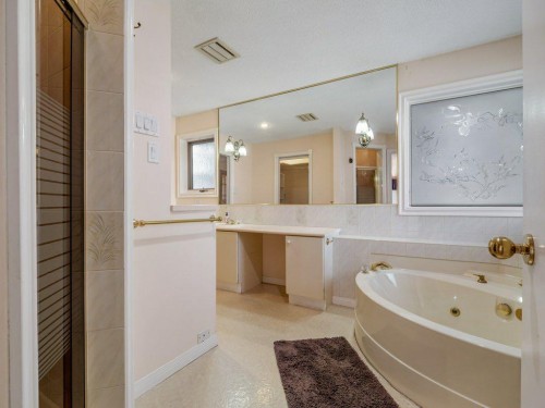 2123 10 Avenue South, Lethbridge, AB - Indoor Photo Showing Bathroom