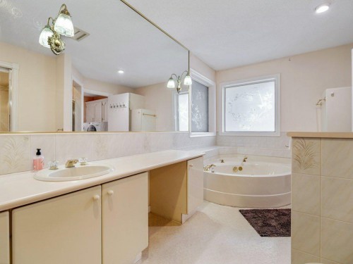 2123 10 Avenue South, Lethbridge, AB - Indoor Photo Showing Bathroom