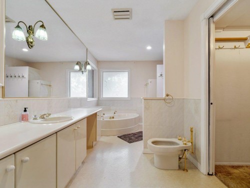 2123 10 Avenue South, Lethbridge, AB - Indoor Photo Showing Bathroom