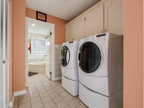 2123 10 Avenue South, Lethbridge, AB - Indoor Photo Showing Laundry Room