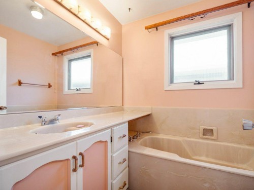 2123 10 Avenue South, Lethbridge, AB - Indoor Photo Showing Bathroom