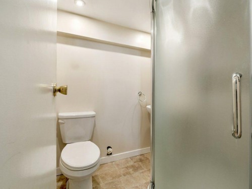 2123 10 Avenue South, Lethbridge, AB - Indoor Photo Showing Bathroom