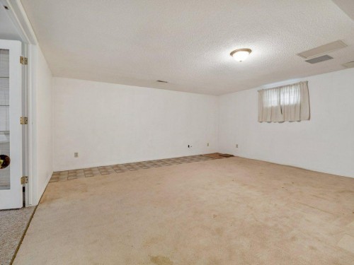 2123 10 Avenue South, Lethbridge, AB - Indoor Photo Showing Other Room