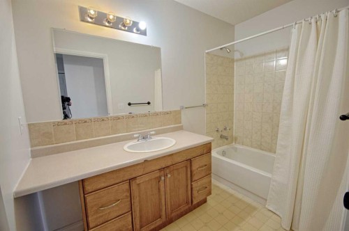 4912 41 St, Taber, AB - Indoor Photo Showing Bathroom