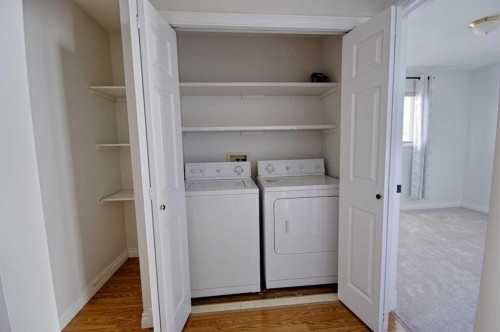 4912 41 St, Taber, AB - Indoor Photo Showing Laundry Room