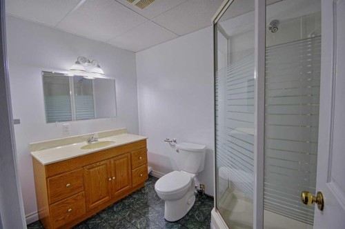 4912 41 St, Taber, AB - Indoor Photo Showing Bathroom