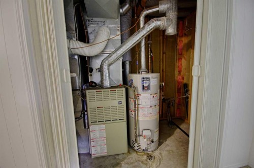 4912 41 St, Taber, AB - Indoor Photo Showing Basement