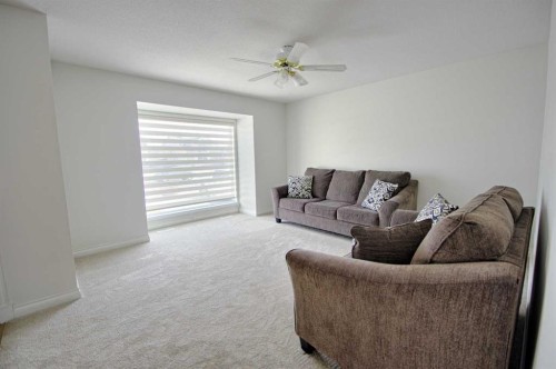 4912 41 St, Taber, AB - Indoor Photo Showing Living Room
