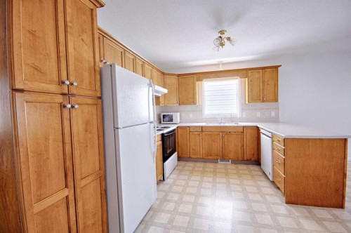 4912 41 St, Taber, AB - Indoor Photo Showing Kitchen