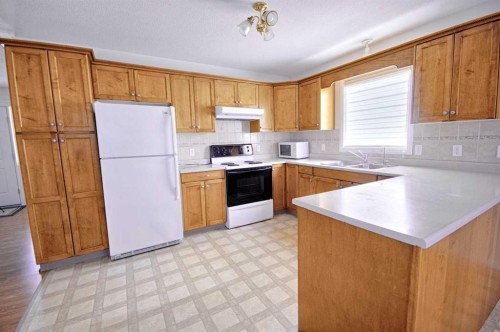 4912 41 St, Taber, AB - Indoor Photo Showing Kitchen
