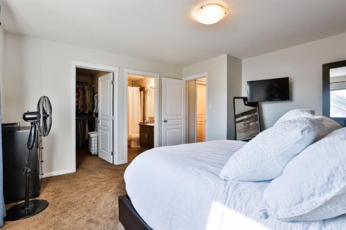 437 Twinriver Road West, Lethbridge, AB - Indoor Photo Showing Bedroom