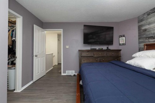 10-545 Highlands Boulevard West, Lethbridge, AB - Indoor Photo Showing Bedroom