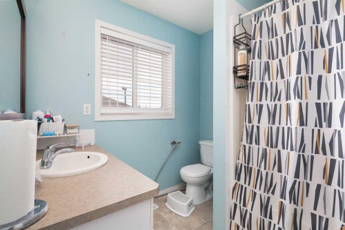 10-545 Highlands Boulevard West, Lethbridge, AB - Indoor Photo Showing Bathroom