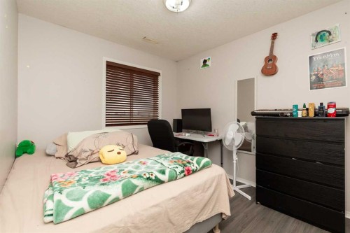 10-545 Highlands Boulevard West, Lethbridge, AB - Indoor Photo Showing Bedroom
