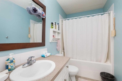 10-545 Highlands Boulevard West, Lethbridge, AB - Indoor Photo Showing Bathroom