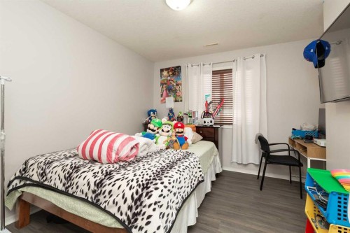 10-545 Highlands Boulevard West, Lethbridge, AB - Indoor Photo Showing Bedroom
