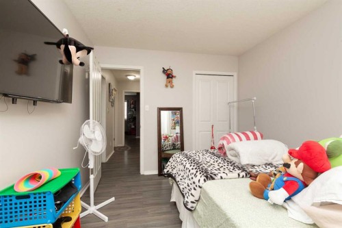 10-545 Highlands Boulevard West, Lethbridge, AB - Indoor Photo Showing Bedroom