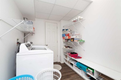 10-545 Highlands Boulevard West, Lethbridge, AB - Indoor Photo Showing Laundry Room