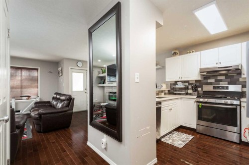 10-545 Highlands Boulevard West, Lethbridge, AB - Indoor Photo Showing Kitchen