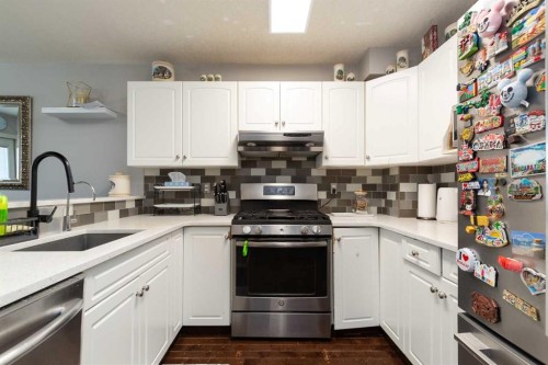 10-545 Highlands Boulevard West, Lethbridge, AB - Indoor Photo Showing Kitchen