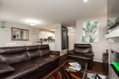 10-545 Highlands Boulevard West, Lethbridge, AB - Indoor Photo Showing Living Room