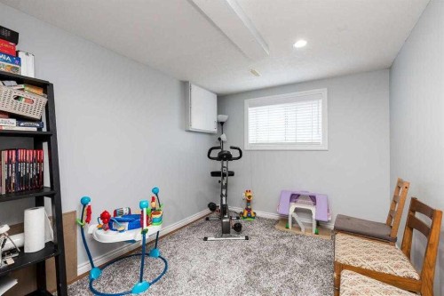 93 Simon Fraser Boulevard West, Lethbridge, AB 