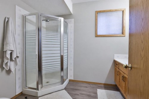 18 Harvard Crescent West, Lethbridge, AB - Indoor Photo Showing Bathroom