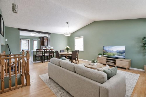 18 Harvard Crescent West, Lethbridge, AB - Indoor Photo Showing Living Room