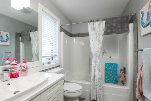 502 Bluebell Lane West, Lethbridge, AB - Indoor Photo Showing Bathroom