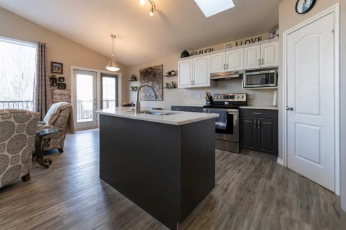 65 Heritage Circle West, Lethbridge, AB - Indoor Photo Showing Kitchen