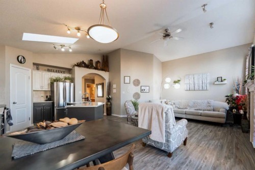 65 Heritage Circle West, Lethbridge, AB - Indoor Photo Showing Living Room