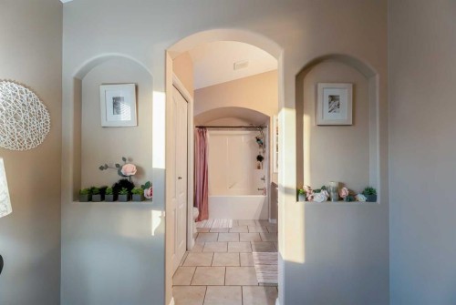 65 Heritage Circle West, Lethbridge, AB - Indoor Photo Showing Bathroom
