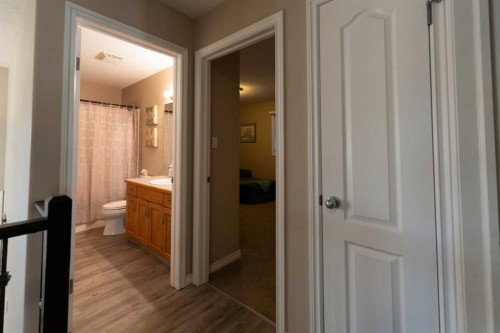 65 Heritage Circle West, Lethbridge, AB - Indoor Photo Showing Bathroom