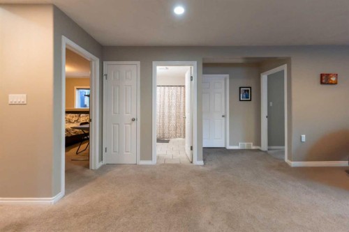 65 Heritage Circle West, Lethbridge, AB - Indoor Photo Showing Other Room