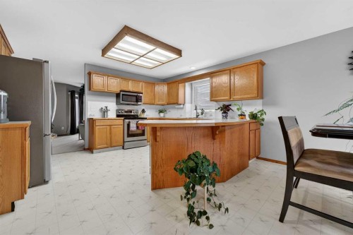 95 Stoney Crescent West, Lethbridge, AB - Indoor Photo Showing Kitchen