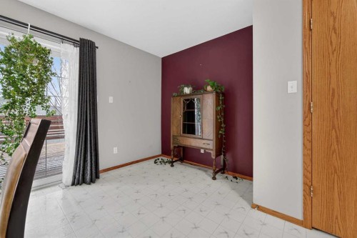 95 Stoney Crescent West, Lethbridge, AB - Indoor Photo Showing Other Room