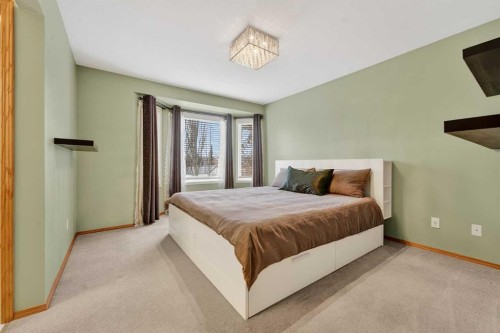 95 Stoney Crescent West, Lethbridge, AB - Indoor Photo Showing Bedroom