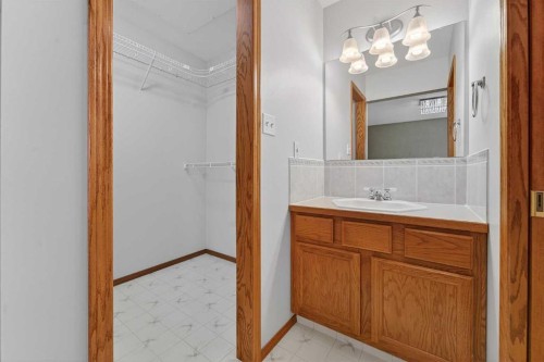 95 Stoney Crescent West, Lethbridge, AB - Indoor Photo Showing Bathroom