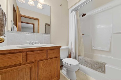 95 Stoney Crescent West, Lethbridge, AB - Indoor Photo Showing Bathroom